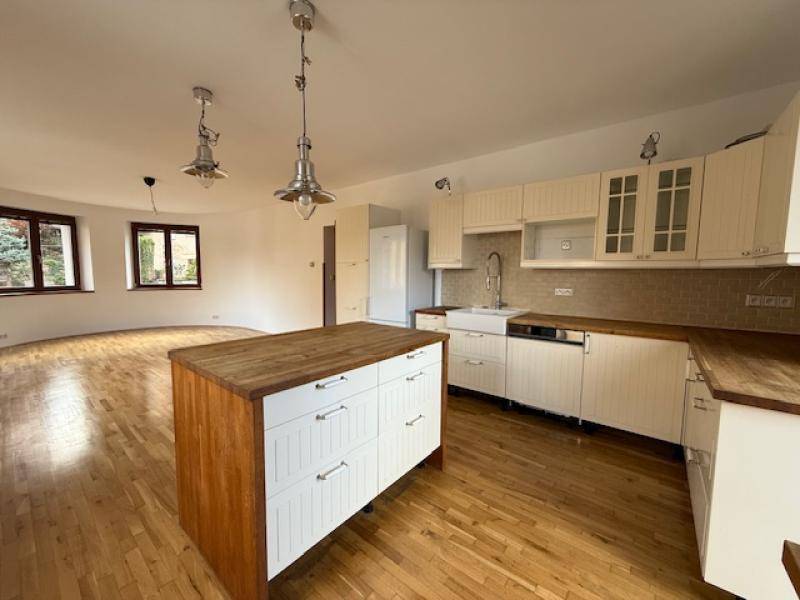 Pronájem bytové jednotky 3+kk v rodinném domě v Praze - Velká Chuchle